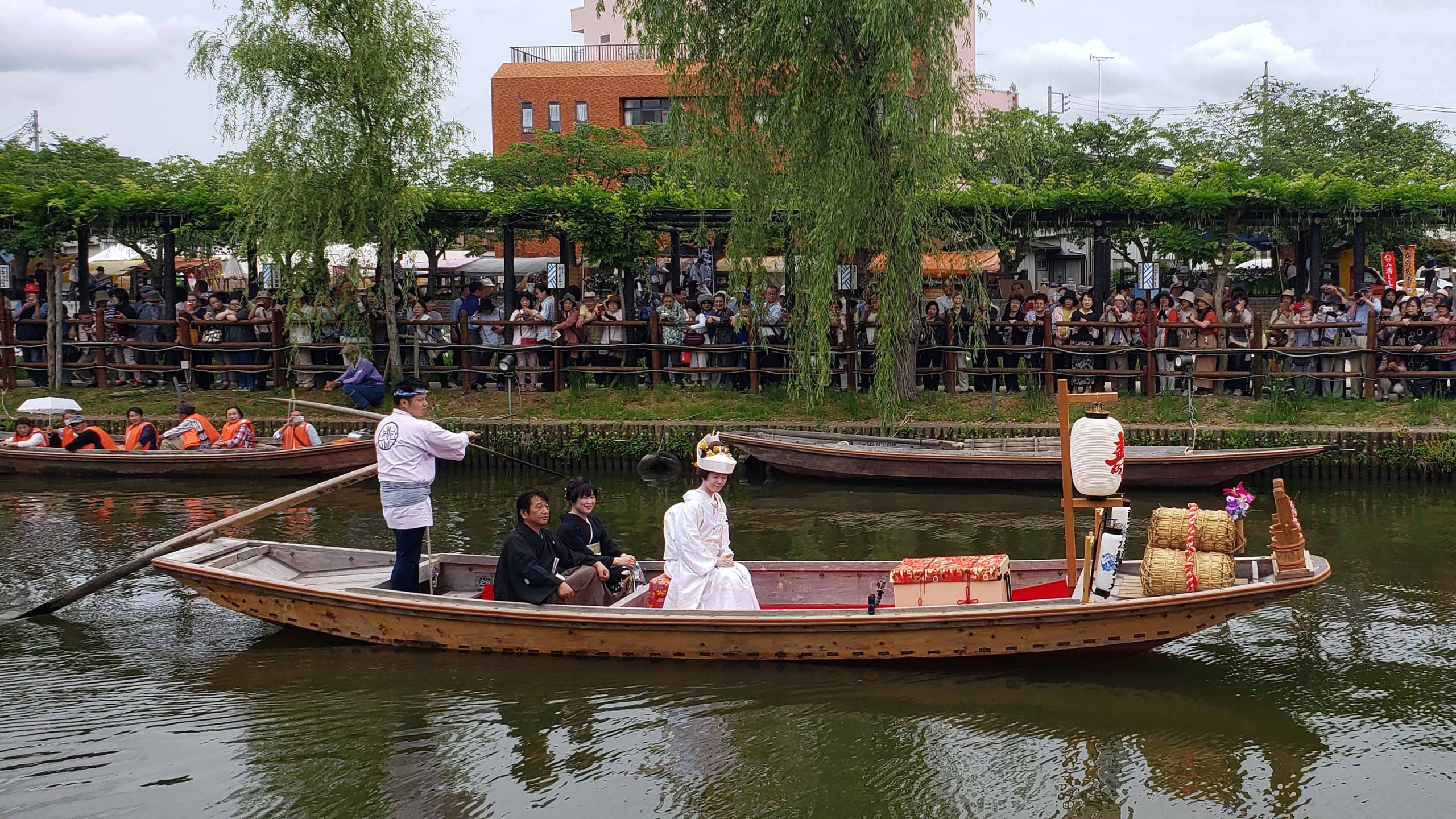 嫁入り舟にのる白無垢姿の花嫁さん